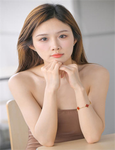 《女排运动员刘晏含发视频祈福》