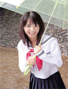 《掀起美女裙子》